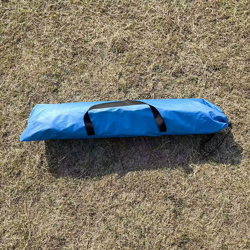 Kevyt, kolmipuolinen tuuletettu rantateltta