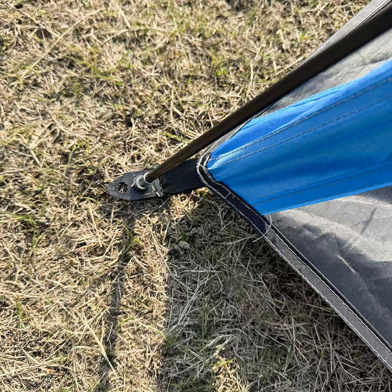 Kevyt, kolmipuolinen tuuletettu rantateltta