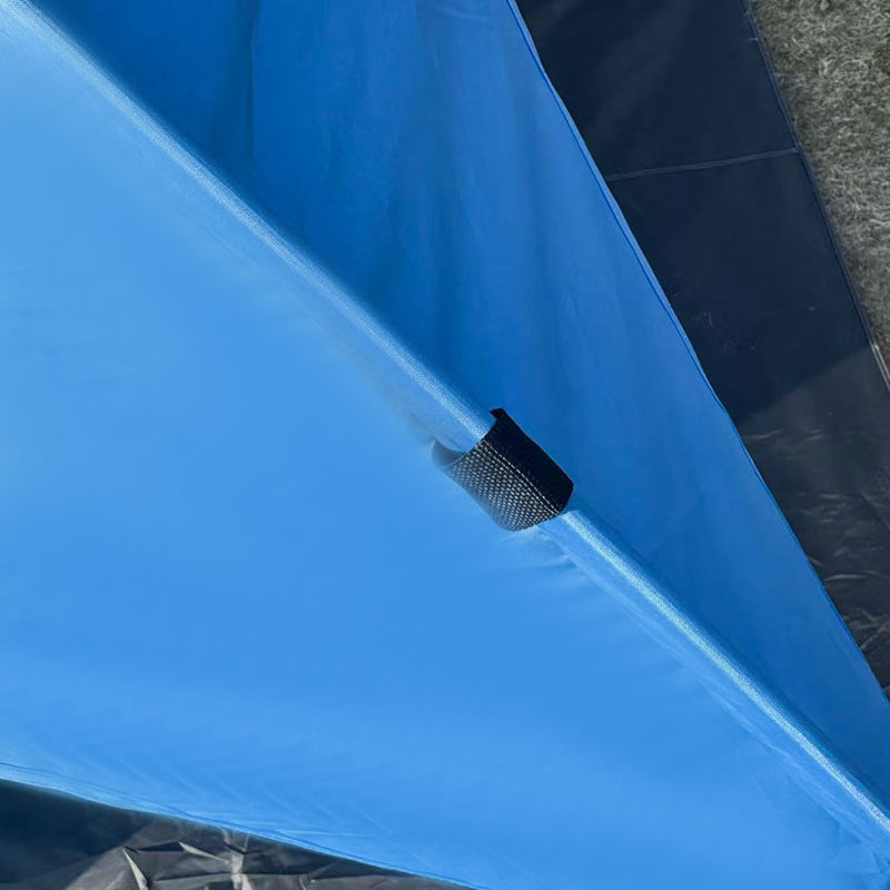 Kevyt, kolmipuolinen tuuletettu rantateltta