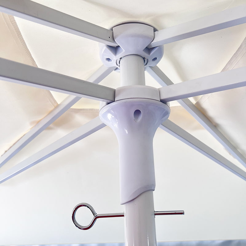 Neliönmuotoinen/pyöreä kattoon kiinnitettävä sateenvarjo