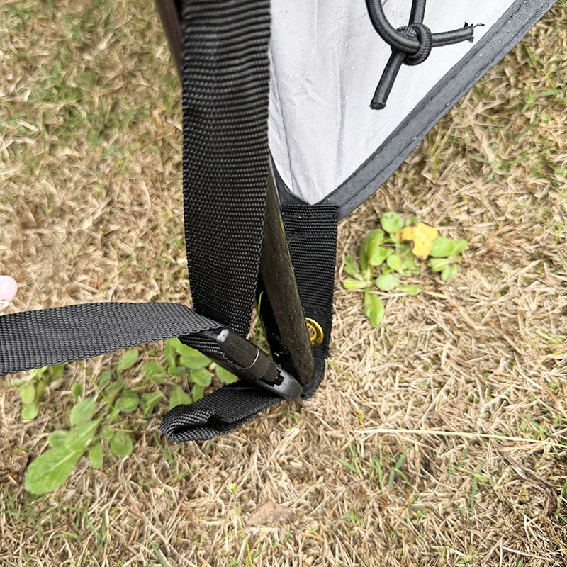 Kaksikerroksinen ulkoteltta, joka liitetään ajoneuvon takaosaan