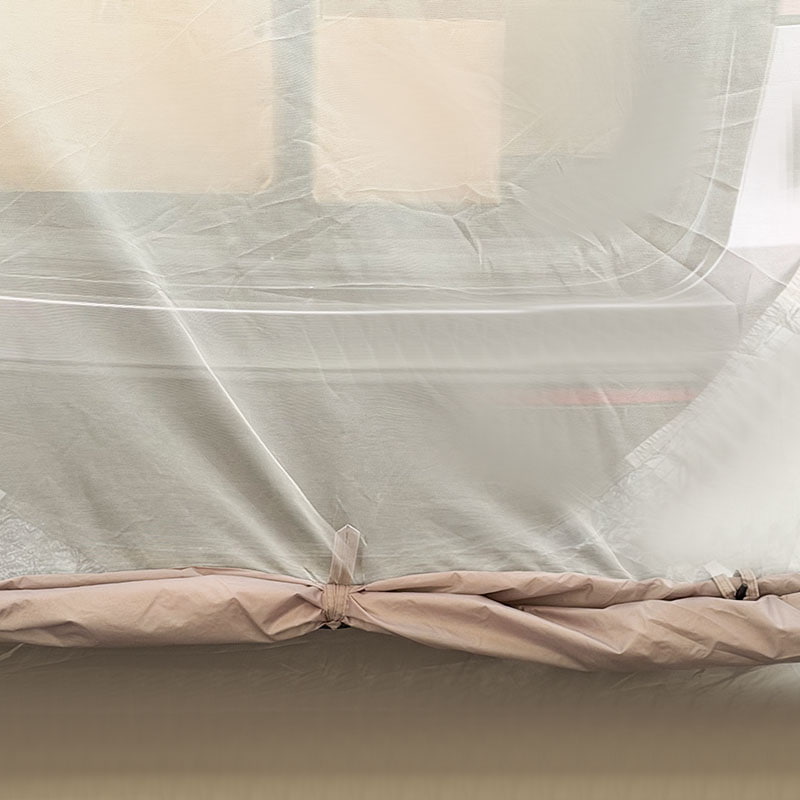 Kaksikerroksinen ulkoteltta, joka liitetään ajoneuvon takaosaan