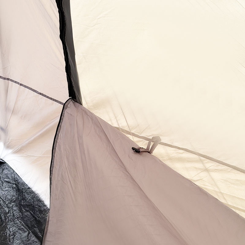 Kaksikerroksinen ulkoteltta, joka liitetään ajoneuvon takaosaan