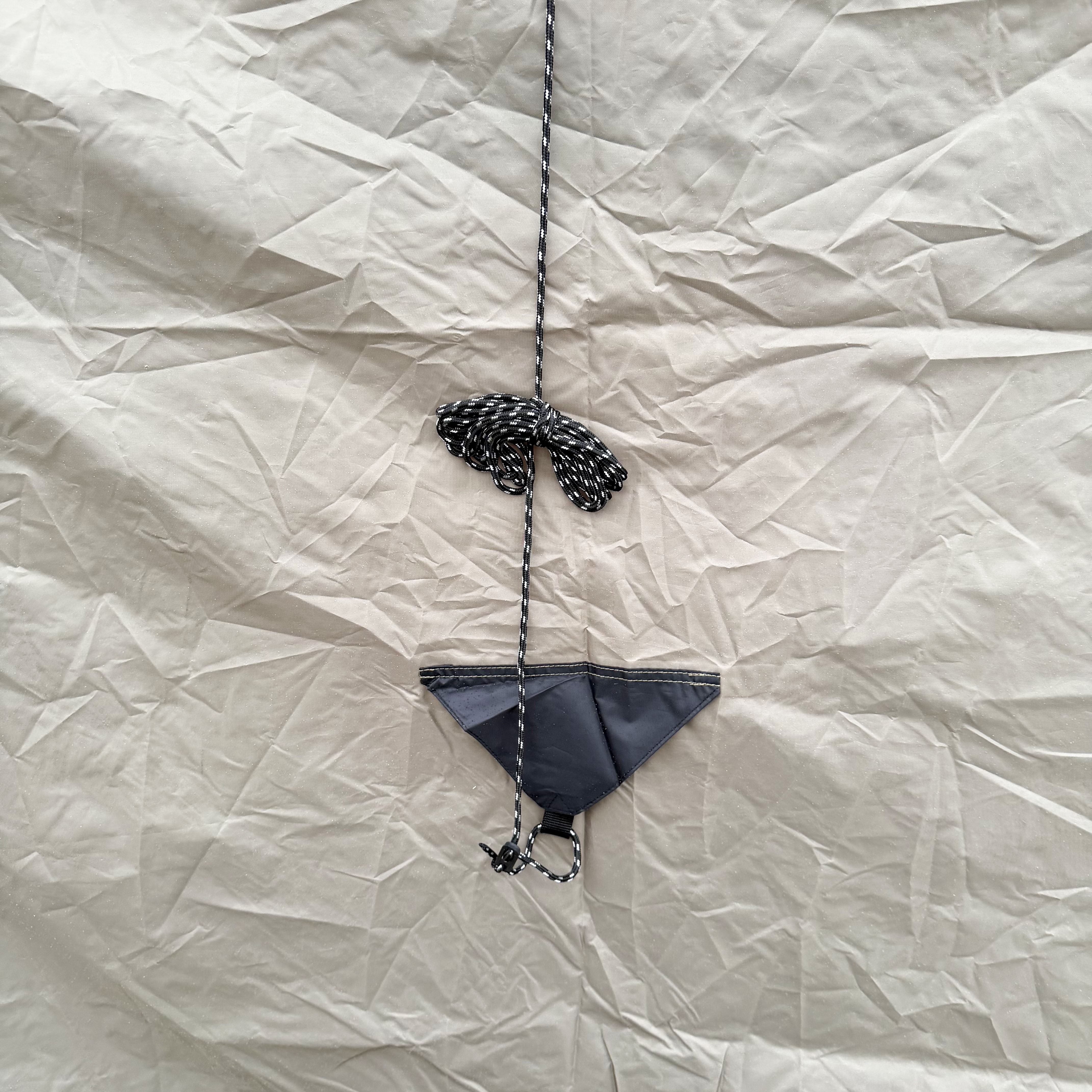 Kaksikerroksinen ulkoteltta, joka liitetään ajoneuvon takaosaan