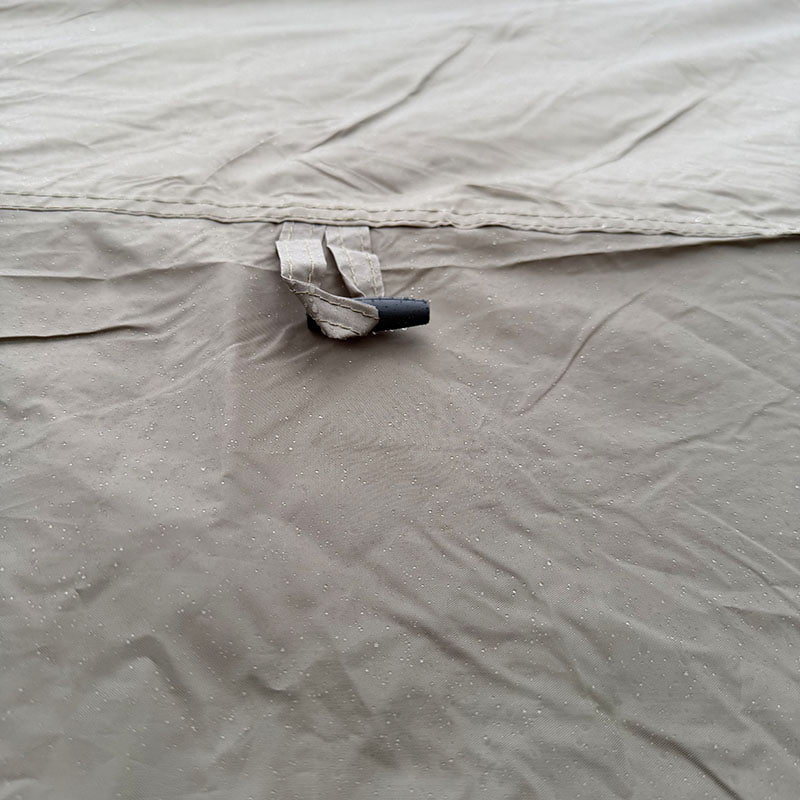 Kaksikerroksinen ulkoteltta, joka liitetään ajoneuvon takaosaan