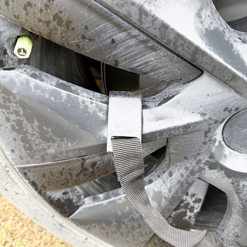 Kaksikerroksinen ulkoteltta, joka liitetään ajoneuvon takaosaan