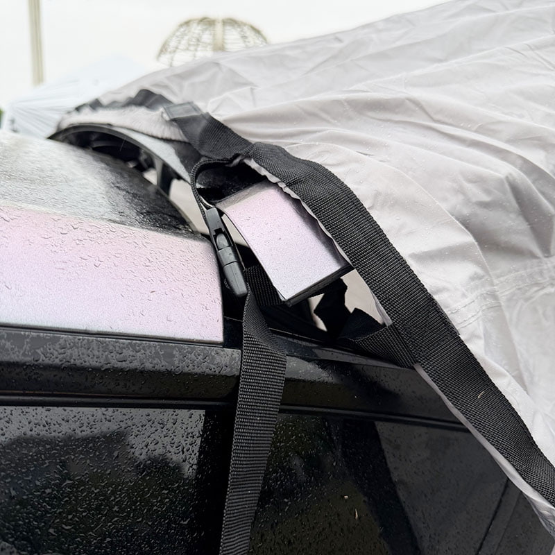 Kaksikerroksinen ulkoteltta, joka liitetään ajoneuvon takaosaan